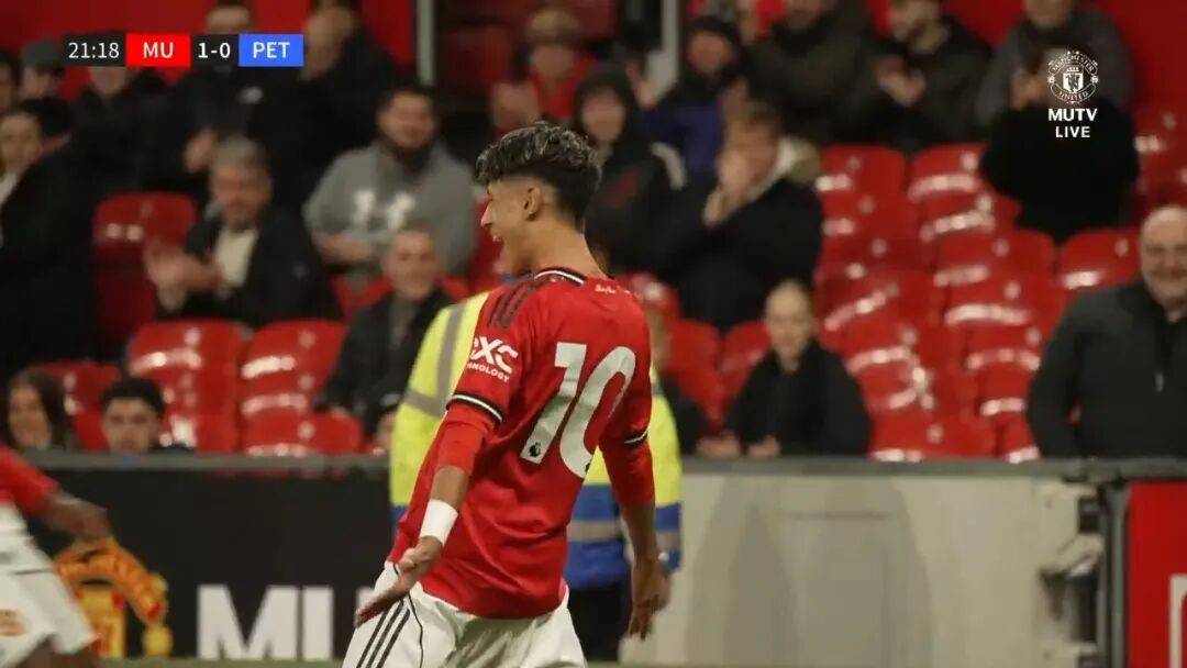 曼联小梅西老特拉福德首次破门！踢得像内马尔，弗爵与之一起看球